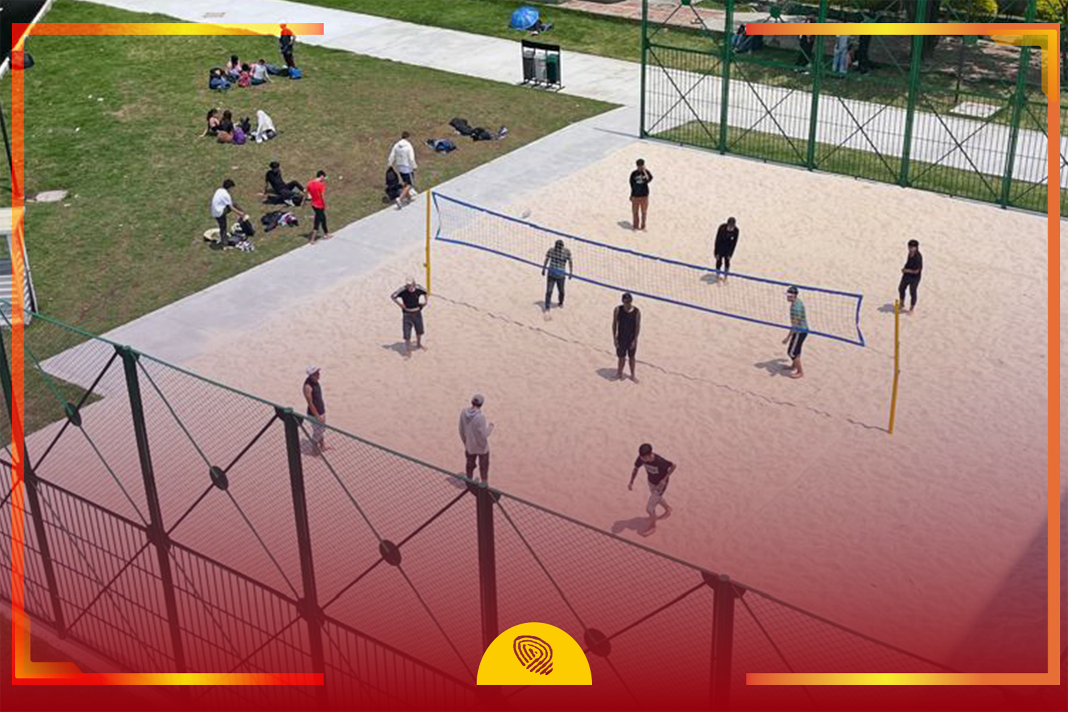 Estudiantes jugando voleibol playa