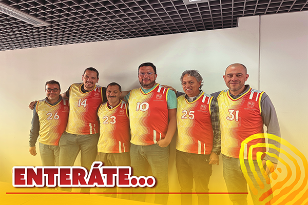 publicación Entrega de uniformes al equipo de baloncesto de funcionarios universitarios